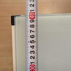 ガラス天板テーブル 棚付きの画像