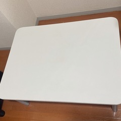 白テーブルの画像