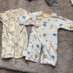 新生児用の服と靴1足の画像