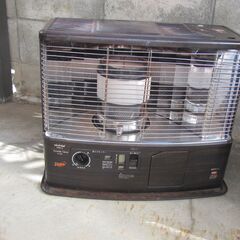 灯油ストーブとポリタンク 2個の画像