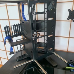 【自作PC向け】オープンフレームPCケース＋ガラスデスク＋モニターアームセットの画像