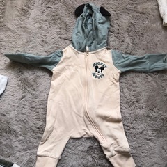 新生児用の服と靴1足の画像