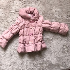 新生児用の服と靴1足の画像