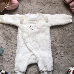 新生児用の服と靴1足の画像