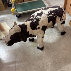 座れる、牛、オブジェの画像