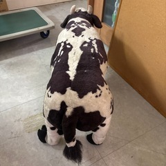 座れる、牛、オブジェの画像