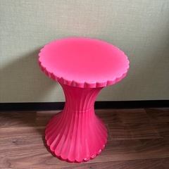 💗ピンクのかわいい丸型チェア 高さ43cm 幅30.5cm 軽量プラスチック製スツールの画像