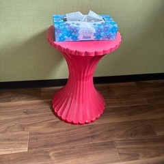 💗ピンクのかわいい丸型チェア 高さ43cm 幅30.5cm 軽量プラスチック製スツールの画像