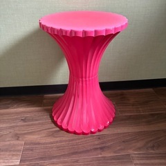 💗ピンクのかわいい丸型チェア 高さ43cm 幅30.5cm 軽量プラスチック製スツールの画像