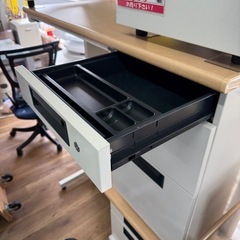 片袖デスク　オフィス用　机　120幅　天板　ナチュラルブラウン　鍵無しの画像