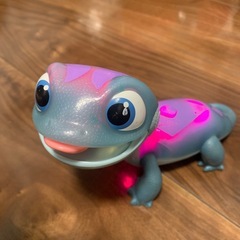 光る恐竜の画像