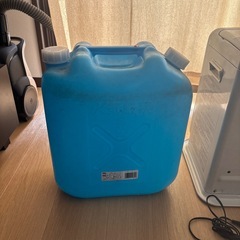 コロナ石油ファンヒーターと灯油かん缶の画像