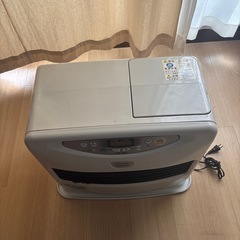 コロナ石油ファンヒーターと灯油かん缶の画像