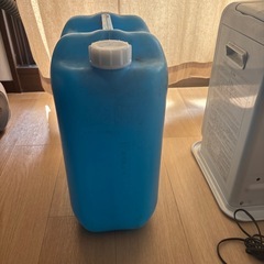 コロナ石油ファンヒーターと灯油かん缶の画像