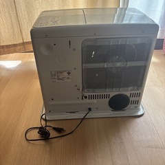 コロナ石油ファンヒーターと灯油かん缶の画像