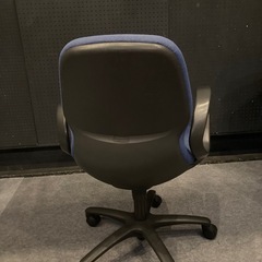 【11/3 19:30〜20:45の受け渡し】青い椅子（オフィスチェア）の画像