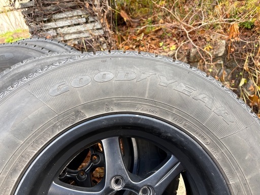 スタッドレスタイヤ　265/70/R16 ハイラックスサーフ