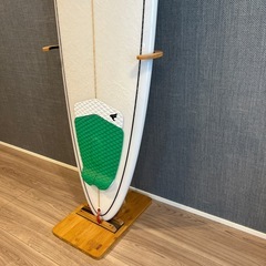 サーフボードとスタンドの画像