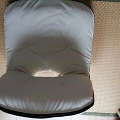 椅子にもなるレザーの座椅子の画像