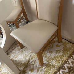 丸型テーブル イスつき付きの画像