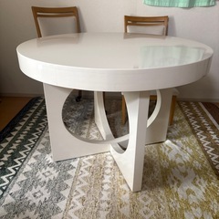 丸型テーブル イスつき付きの画像
