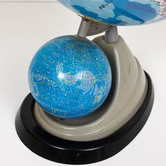 天球儀付き地球儀の画像