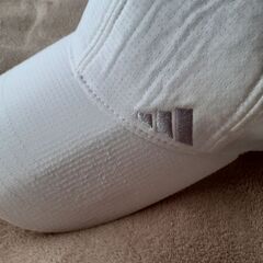 🧢adidas キャップ ホワイト シルバーロゴ フリーサイズ ベトナム製 ブランドの画像