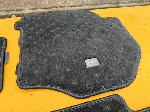 新車外し 200系ハイエース  純正フロアマット スーパーGL 人気モデル 使い勝手良い 親切対応 発送通知あり 