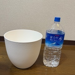 白いオシャレなプランターの画像