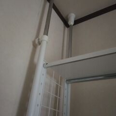 突っ張り式の棚の画像