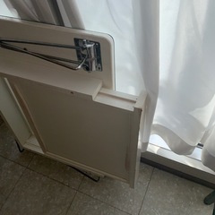 引き出し付き　ガラス張りローテーブル 白の画像