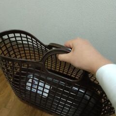 プラスチックバスケット(ブラウン) 手さげカゴの画像