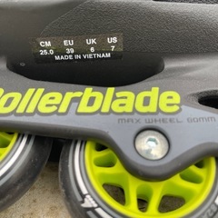 ローラーブレードです。ほぼ履いていませんのできれいです綺麗ですの画像