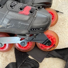 ローラーブレードセットです。サイズが変えられるローラーブレードですですの画像