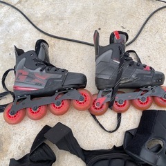 ローラーブレードセットです。サイズが変えられるローラーブレードですですの画像