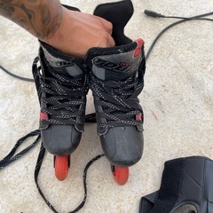 ローラーブレードセットです。サイズが変えられるローラーブレードですですの画像