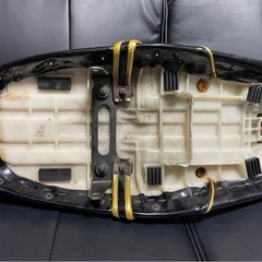 希少 チョビ三段シート HONDAロゴ入り エイプ 金×黒の画像