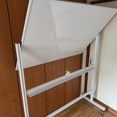 受け渡し済み	【引取限定・無料】大型ホワイトボード 幅130×高180×奥行56cm／付属品つき（早い者勝ちの画像