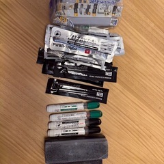 受け渡し済み	【引取限定・無料】大型ホワイトボード 幅130×高180×奥行56cm／付属品つき（早い者勝ちの画像