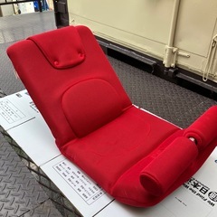 赤色の座椅子の画像