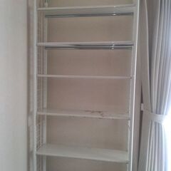 突っ張り式の棚の画像