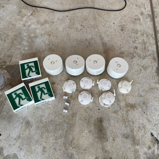 非常口の誘導ライト、非常灯、警報器セットで格安でだします出します