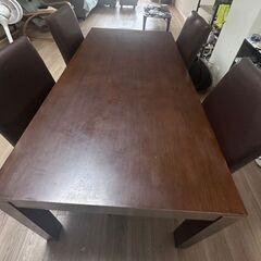 ダイニングテーブルと椅子4脚の画像