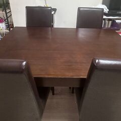 ダイニングテーブルと椅子4脚の画像
