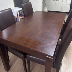 ダイニングテーブルと椅子4脚の画像
