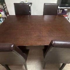 ダイニングテーブルと椅子4脚の画像