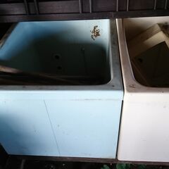 畑に浴槽の画像