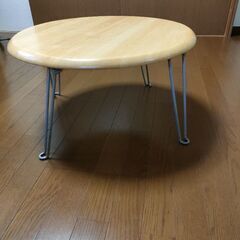 小さなテーブルです。の画像