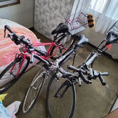 クロスバイク三台、室内トレーニング、備品セットの画像