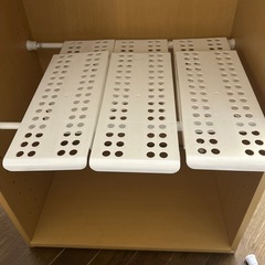 突っ張り棒４本、棒に乗せる棚板8枚の画像